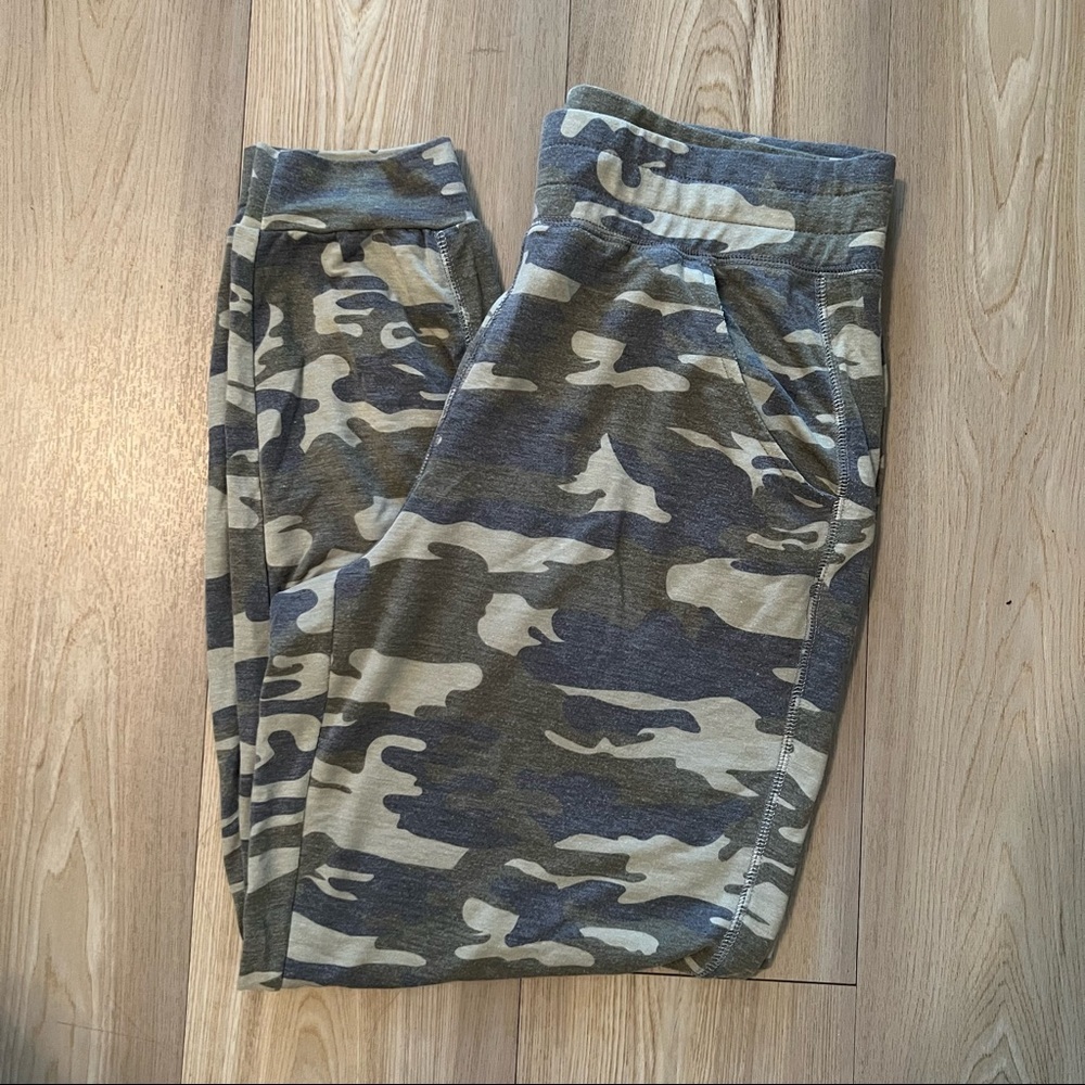 Quacker Factory Regular Anytime Camo Print Jogger… - image 1